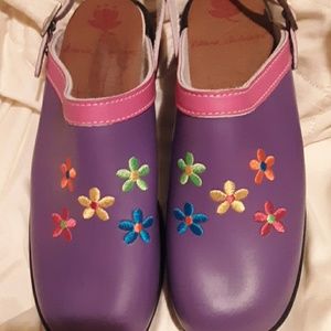 Girls youth clogs